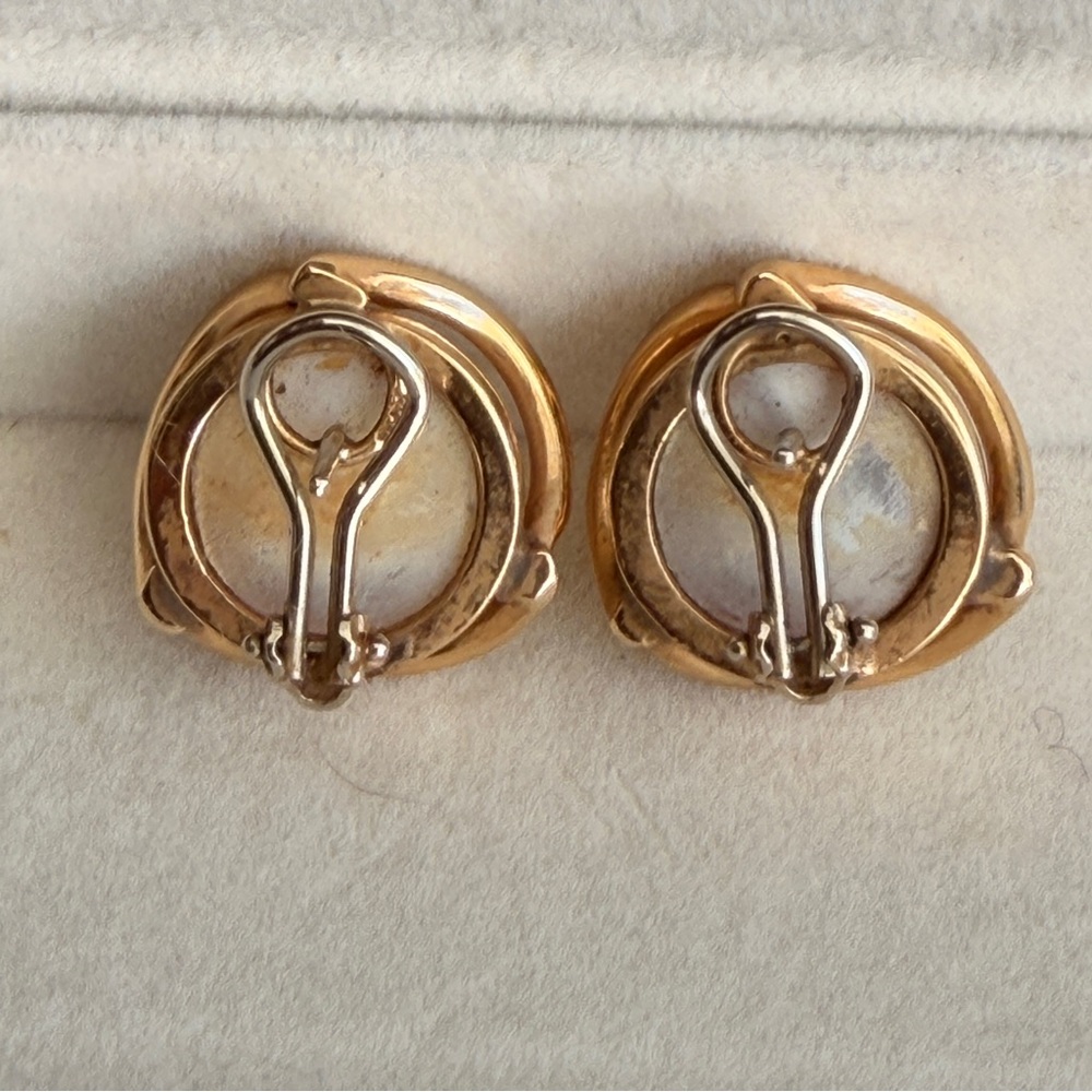 Vintage 14k gold Mabe Pearl Earrings lever Back Vintage (circa 1960s–1980s) - Picture 4 of 12